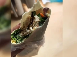 Ngeri! Beli Kebab Dapat Bonus Pisau Tajam di Dalam Isiannya