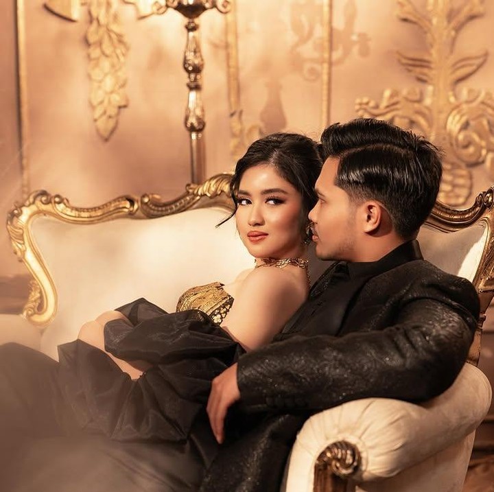<p>Dilansir dari laman <em>insertlive,</em> Ochi dan Luthfi menyelenggarakan akad nikah di Grand Tower Slipi, Jakarta Barat. Resepsi juga digelar pada malam harinya di gedung yang sama. (Foto: Instagram@riomotret/ochi24)</p>