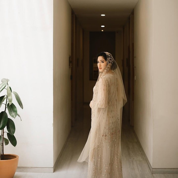 <p>Meski pernikahannya diselenggarakan secara <em>intimate, </em>hanya dihadiri oleh kerabat terdekatnya, Ochi membagikan beberapa foto rangkaian pernikahan mulai dari pengajian hingga akad. (Foto: Instagram@thepotomoto/@ochi24)</p>