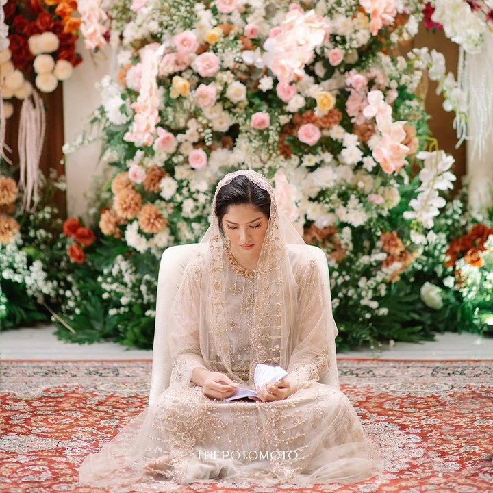 <p>Ochi diketahui melangsungkan acara pengajian pranikah pada akhir Januari lalu. Ia tampil menawan dengan balutan kebaya berwarna pastel. "Pengajian pranikah 31.1.2025," tulis Ochi, dikutip dari laman <em>Instagram@ochi24,</em> Senin (3/2/2025). (Foto: Instagram@thepotomoto/@ochi24)</p>