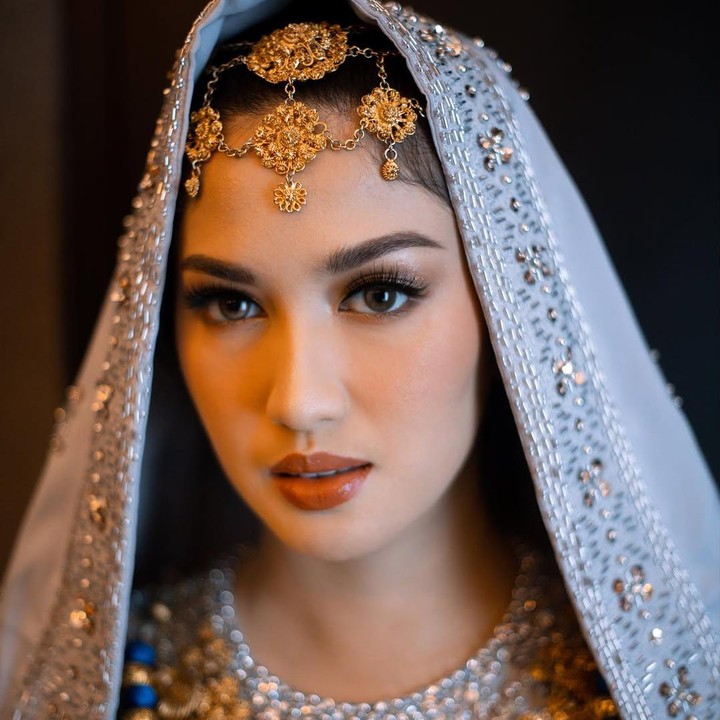 <p>Untuk akad nikahnya, Ochi terlihat mengenakan busana pengantin dari adat tradisional Minang, yakni Koto Gadang, berwarna biru muda. Penampilannya ini sukses bikin netizen pangling, Bunda. "Masyaa allah manglingi banget," tulis akun <em>@iyangfitri****.</em> "Cantik bangattt oci ya allah selamat oci," tulis akun <em>@weniput****.</em> (Foto: Instagram@thepotomoto/@ochi24)</p>