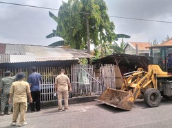Diduga Jadi Sarang PSK-Narkoba, Puluhan Warung di SGB Bangkalan Dibongkar