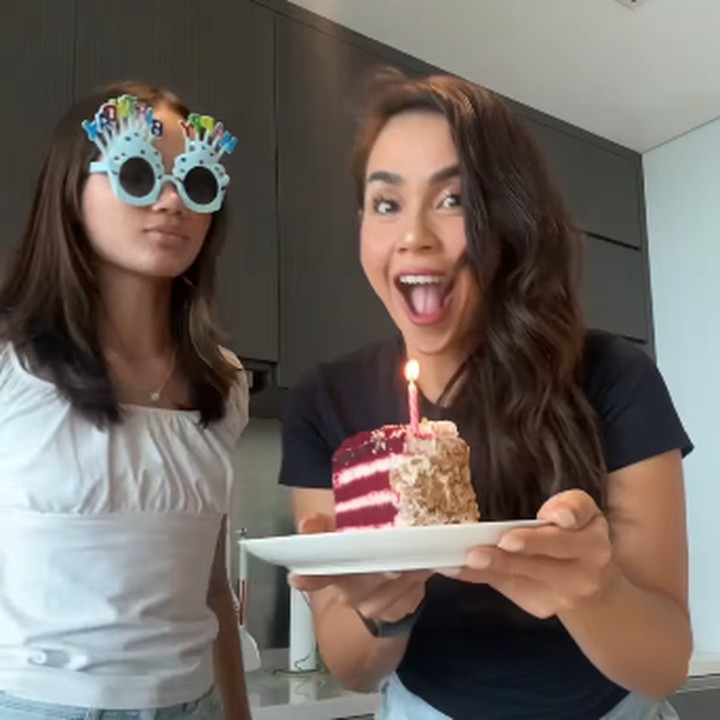 <p>"Selamat ulang tahun My Abuba Girl anak bule Batakku <em>@c.chloe_2.</em> Aku berdoa semoga kamu selalu dalam lindungan kasih sayang dan kemurahan hati Tuhan dan selalu mendukungmu. Tidak peduli seberapa jauh kamu akan pergi untuk mengejar impianmu. Kamu akan selalu memiliki 'rumah' untuk kembali! Rumah itu ada dalam pelukanku dan doaku yang tiada henti," ungkapnya dengan menyisipkan emotikon hati. (Foto: Instagram: @melaney_ricardo)</p>