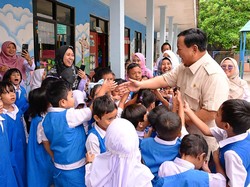 Siswa Antusias Berebut Salaman dengan Prabowo Saat Tinjau MBG di Jaktim