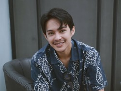 Gaya Baru Rey Mbayang Suami Dinda Hauw Tampil Beda Dengan Kumis & Jenggot