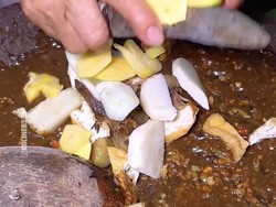 Mencicipi Rujak Cingur Bu Wagiti, Rasa Khas Surabaya Tak Lekang Zaman