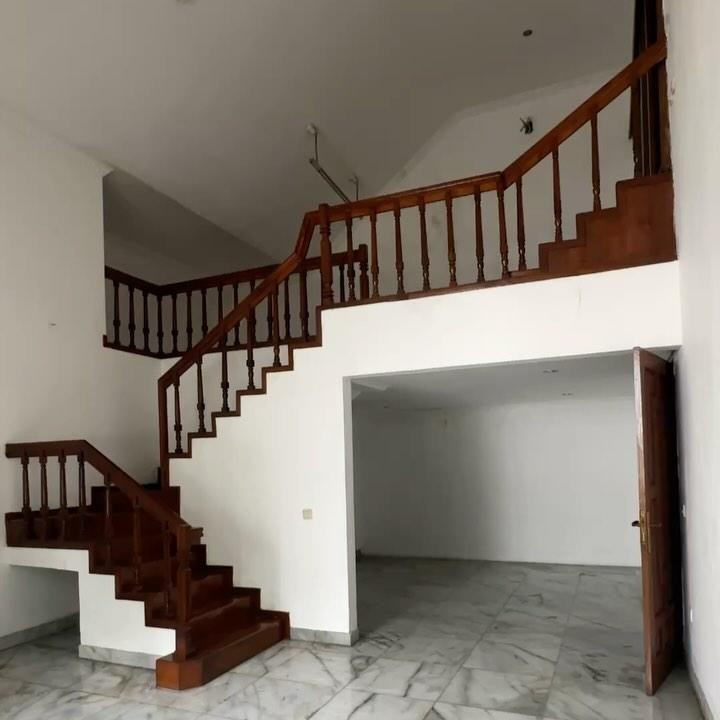 <p>Rumah baru Rian D'MASIV ini didominasi oleh dinding berwarna putih. Sementara itu, tangga dan pintu didominasi warna cokelat dengan lantai terbuat dari marmer bercorak abu-abu. (Foto: Instagram @rianekkypradipta)</p>