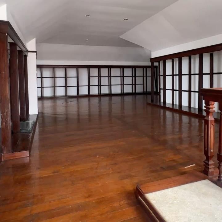 <p>Di lantai atas rumah, desain banyak didominasi oleh kayu cokelat yang gayanya mirip desain dari Jepang. Selain lantai yang terbuat dari kayu cokelat, terlihat juga dekorasi seperti rak-rak kayu cokelat menempel di dinding rumah. (Foto: Instagram @rianekkypradipta)</p>