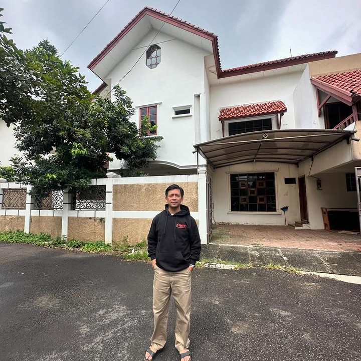 <p>Rian membagikan potret sudut rumah barunya ini di media sosial. Pria bernama lengkap Rian Ekky Pradipta ini tampaknya akan merenovasi rumah tersebut sebelum ditempati. "Alhamdulilah rejeki Awal tahun 2025 bisa kebeli rumah lagi di sekitaran pondok indah.. tapi kayaknya perlu banyak renovasi.. teman2 ada rekomendasi kah kira2 siapa yang bisa bikin rumah gw jadi bagus??" tulisnya di Instagram. (Foto: Instagram @rianekkypradipta)</p>