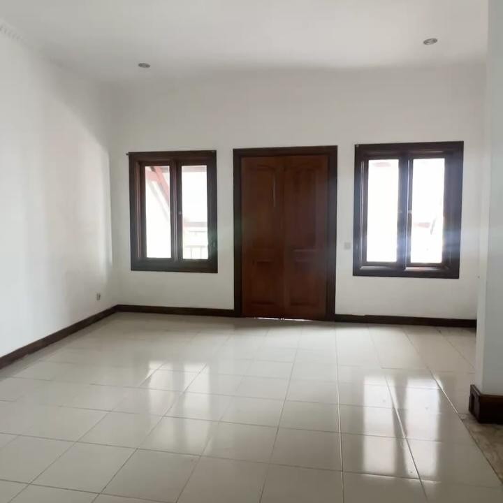 <p>Rumah baru Rian ini tampak sangat luas dan besar, dengan banyak ruangan di setiap lantainya. Ada pula ruangan di lantai atas yang langsung mengarah ke balkon rumah. Di ruangan ini, terdapat jendela yang berfungsi untuk penerangan dari sinar matahari. (Foto: Instagram @rianekkypradipta)</p>