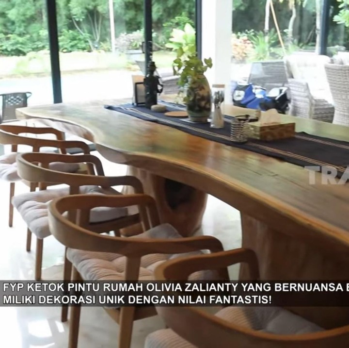 <p>Olivia mengatakan sebelum direnovasi rumah ini memiliki halaman yang sangat luas. Hal ini membuatnya merenovasi rumah tersebut menjadi lebih besar. (Foto: YouTube TRANS7 OFFICIAL)</p>
