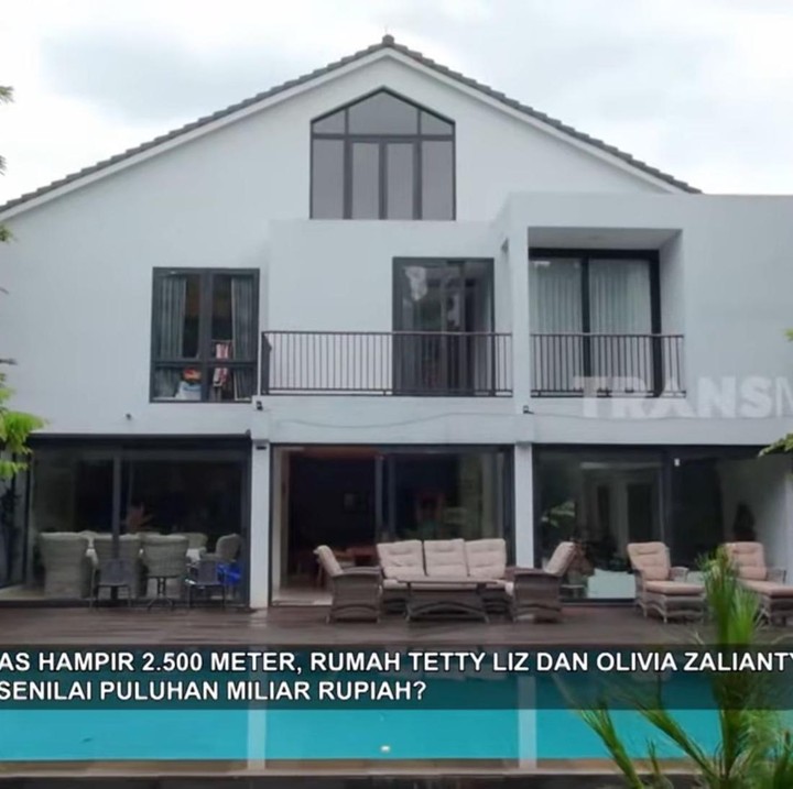 <p>Bunda masih ingat dengan aktris Tanah Air yang dikenal tomboy, Olivia Zalianty? Aktris satu ini mengawali kariernya di dunia hiburan pada 2002. Lama tak muncul di layar kaca, belum lama ini Olivia memperlihatkan rumah mewahnya. (Foto: YouTube TRANS7 OFFICIAL)</p>