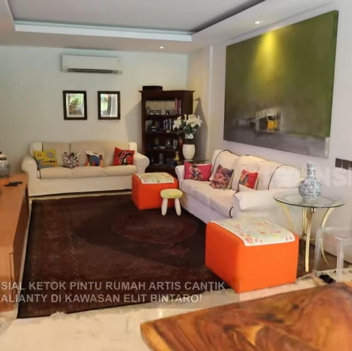 <p>Rumah yang telah ditempatinya selama tiga tahun itu memiliki konsep yang sangat <em>aesthetic,</em> Bunda. Bahkan, ia dan keluarga memiliki banyak koleksi lukisan dan barang-barang antik. (Foto: YouTube TRANS7 OFFICIAL)</p>