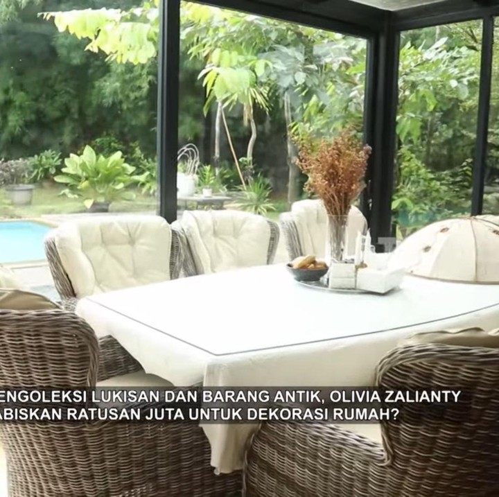 <p>Olivia dan sang suami, Ndaru Kusumo, diketahui memiliki rumah bernuansa Bali di salah satu kawasan elit Jakarta Selatan. "(Luas) tanahnya kurang lebih sekitar 2.000 (meter persegi)," ujar Olive, dikutip dari kanal <em>YouTube TRANS7 OFFICIAL</em>, senin (3/2/2025). (Foto: YouTube TRANS7 OFFICIAL)</p>