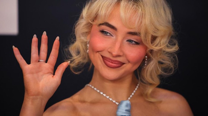 Sabrina Carpenter berpose di red carpet Grammy Awards ke-67