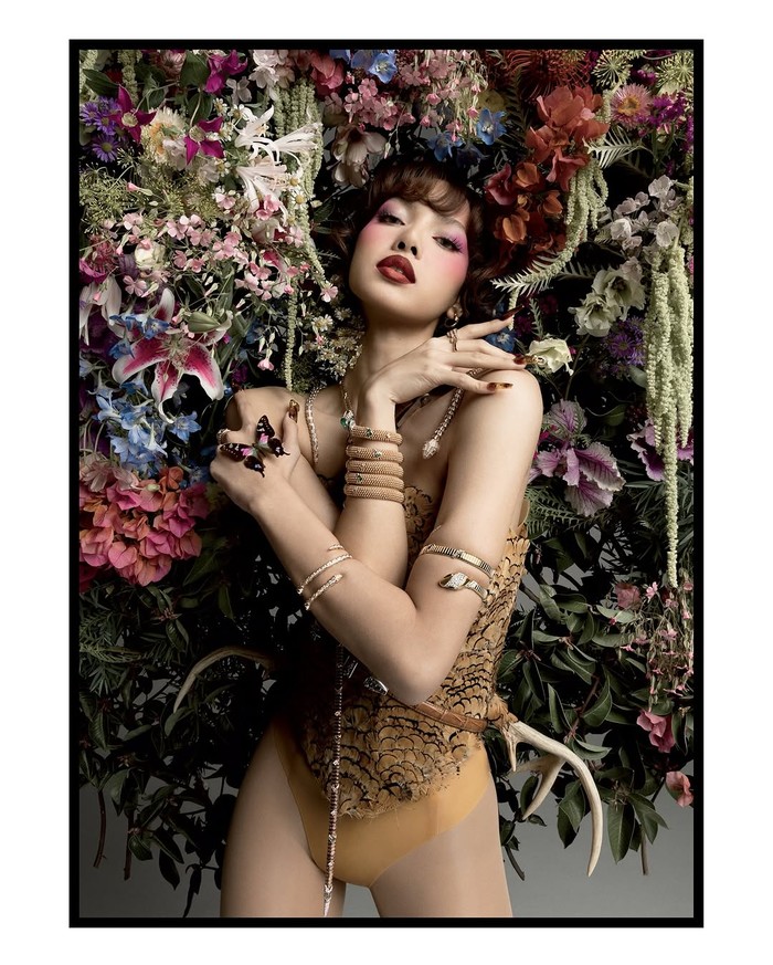 Selain menjalani photoshoot dengan majalah yang diterbitkan sejak tahun 1999 tersebut, Lisa BLACKPINK juga melakukan sesi wawancara bersama V Magazine di mana ia membicarakan banyak hal, termasuk debut album, ‘Alter Ego’./ Foto: x.com/vmagazine