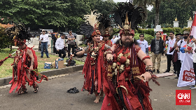 Dosen ASN Gelar 'Tarian Perang' Minahasa saat Demo Tuntut Tukin