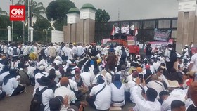 VIDEO: Tuntutan Ribuan Pegawai Honorer Berunjuk Rasa di Gedung DPR
