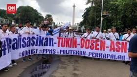 VIDEO: Ratusan Dosen ASN Demo Tuntut Pembayaran Tukin di Dekat Istana