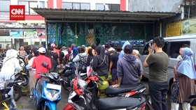 VIDEO: Warga Rela Bolos Kerja Demi Antre Gas 3 KG