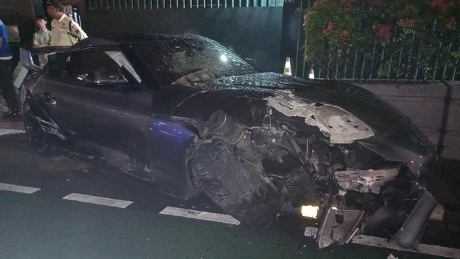 Sebuah mobil Toyota Supra mengalami kecelakaan dan menabrak tiang lampu di depan Kedubes Jerman, Jakarta Pusat, Senin (3/2) sekitar pukul 02.00 WIB.