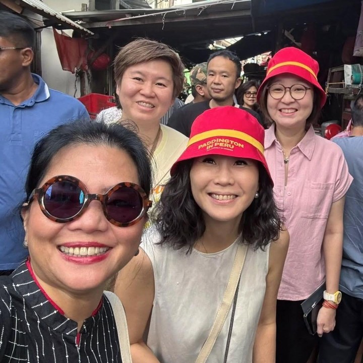 <p>Belum lama ini, Veronica asyik blusukan ke Glodok Pancoran jelang Tahun Baru Imlek. Tidak sendirian, ia turut ditemani oleh Wakil Menteri Ekonomi Kreatif, Irene Umar. (Foto: Instagram: @veronicatan_official)</p>