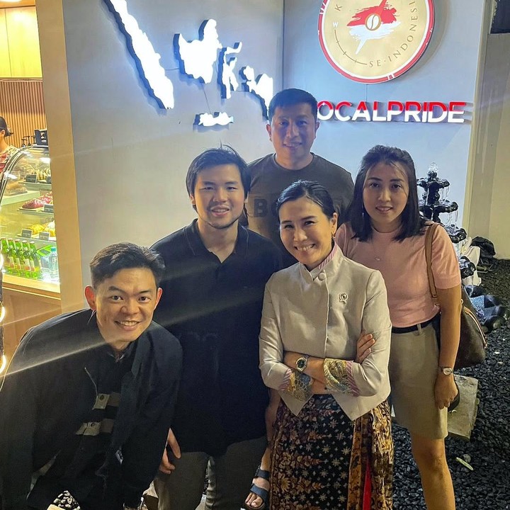 <p>Meski sibuk dengan urusan pemerintahan, Veronica tetap menyempatkan waktu untuk berkumpul dengan anak-anaknya. Beberapa waktu lalu, Bunda tiga anak ini turut hadir ke acara pembukaan cabang terbaru coffee shop milik sang putra, Nicholas Sean. (Foto: Instagram: @veronicatan_official)</p>