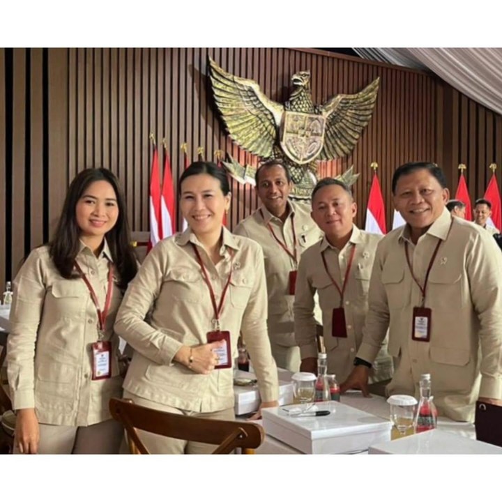 <p>Tidak hanya itu, Veronica juga kerap menghadiri berbagai rapat untuk mendengar keluh kesah dari berbagai perspektif masyarakat. Ia pun berharap agar rapat yang dihadiri menjadi semangat dan komitmen bersama untuk melayani dan membela hak perempuan serta anak. (Foto: Instagram: @veronicatan_official)</p>