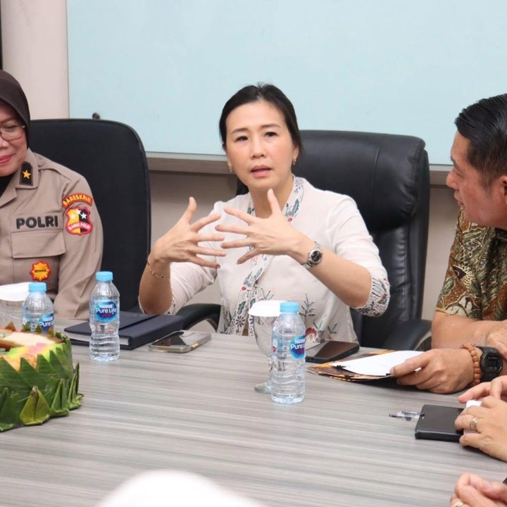 <p>"Semoga pertemuan hari ini menjadi semangat dan berlanjut terus, komitmen bersama untuk lebih solid lagi dalam melayani dan membela hak perempuan dan anak," ungkapnya. (Foto: Instagram: @veronicatan_official)</p>