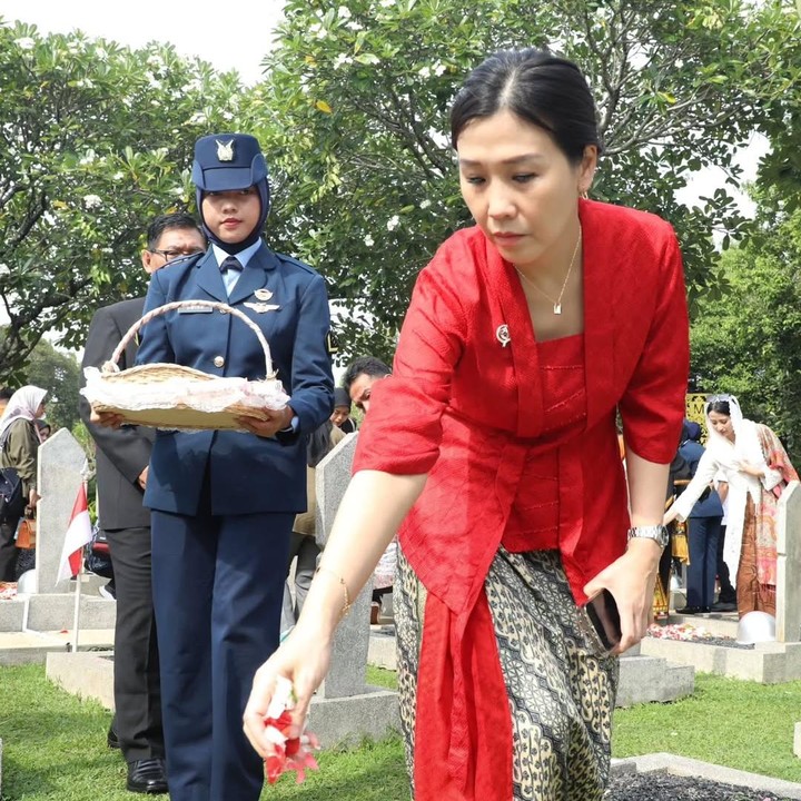 <p>Dalam rangka merayakan Hari Pahlawan, Veronica Tan turut melaksanakan upacaya bersama Wakil Presiden, Gibran Rakabuming Raka. Ia juga melakukan tabur bunga di makam para pahlawan. (Foto: Instagram: @veronicatan_official)</p>