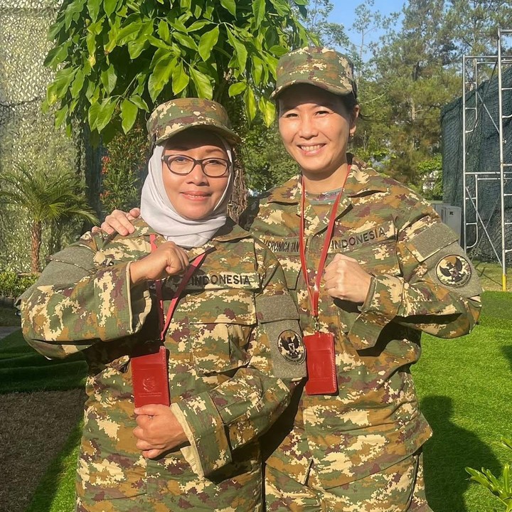 <p>Beberapa saat setelah pelantikan, Veronica bersama sang Menteri, Arifatul Choiri Fauzi, turut mengikuti kegiatan retreat. Kegiatan ini diketahui diikuti oleh seluruh Kabinet Merah Putih, Bunda. (Foto: Instagram: @veronicatan_official)</p>