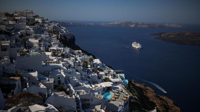 Dalam 3 hari sekitar 200 gempa bumi telah tercatat oleh para seismolog mengguncang Santorini di Yunani, yang terkuat di antaranya berkekuatan 4,9 skala Richter.