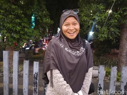 Berkenalan dengan Ade Ariani, Pengamen Viral yang Kebanjiran Saweran