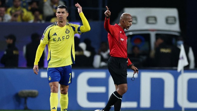 Wasit kontroversial Indonesia vs Bahrain Ahmed Al Kaf berulah dengan keputusan aneh yang membuat Cristiano Ronaldo 'meledak' saat laga Liga Champions Asia.