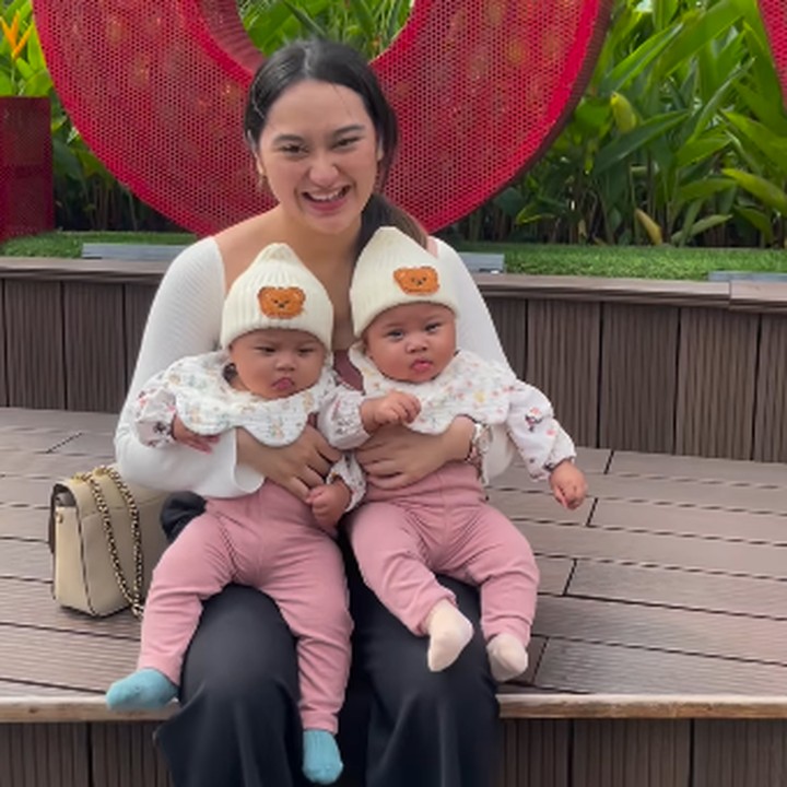 <p>Artis cantik Memes Prameswari menikah dengan Adya Laksmana Sudrajat pada tahun 2023, Bunda. Keduanya pun dikaruniai anak kembar bernama Alula dan Aluna. (Foto: Instagram: @memes_prameswari)</p>