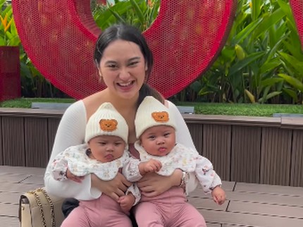 7 Potret Gemas Alula dan Aluna, Putri Kembar Memes Prameswari yang Wajahnya Mulai Diperlihatkan