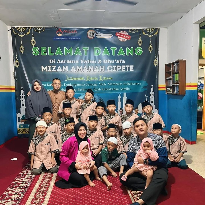 <p>"<em>Alhamdulillah</em> selesai sudah pengajian tasyakuran Alula dan Aluna. Mohon doanya agar twinnies menjadi anak-anak yang salihah, sukses, sehat, bahagia dunia akhirat dan selalu berbakti kepada kedua orang tua, amin," ungkap Memes seraya menyisipkan emotikon hati. (Foto: Instagram: @memes_prameswari)</p>