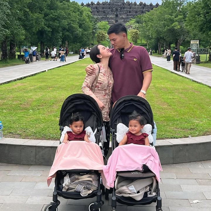 <p>Memes sendiri kerap membagikan momen kebersamaannya dengan si kembar melalui laman Instagram-nya. Dalam berbagai kesempatan, terlihat Memes mendorong dua stroller nih, Bunda. (Foto: Instagram: @memes_prameswari)</p>