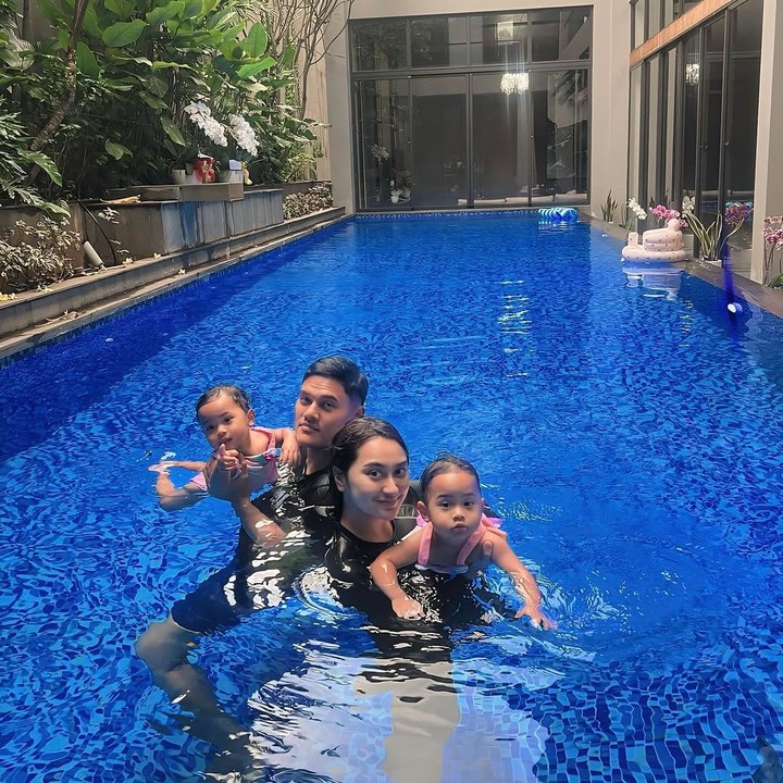 <p>"<em>MasyaAllah</em> lucu-lucu banget <em>twins</em>," kata seorang netizen. "<em>MasyaAllah</em>, sehat selalu kalian," ungkap netizen lainnya dengan menyisipkan emotikon hati. (Foto: Instagram: @memes_prameswari)</p>