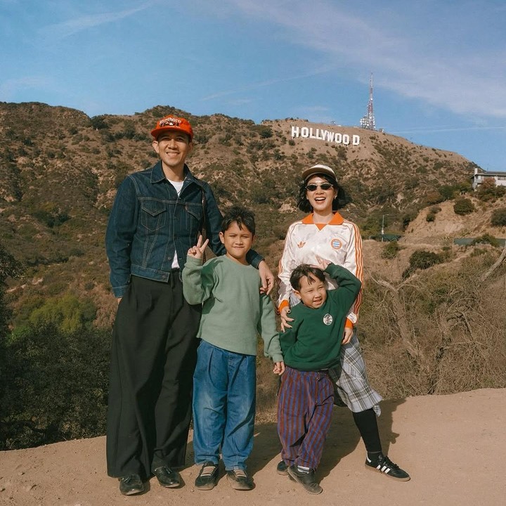 <p>Momen tersebut diketahui langsung melalui beberapa foto liburan yang diunggah langsung oleh Andien di akun Instagram pribadinya. "Mendarat dengan selamat di LA! Dan anak-anak lebih tertarik bermain pasir daripada papan nama Hollywood itu sendiri..Hahaha," tulis Andien, dikutip dari laman <em>Instagram@andienaisyah,</em> Selasa (4/2/2025). (Foto: Instagram@andienaisyah)</p>