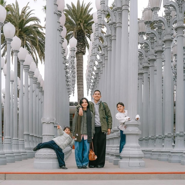 <p>Ia pun mengunjungi beberapa tempat wisata populer di kota tersebut. Salah stunya adalah LACMA. "LACMA <em>day</em>! Tetep yaa main-main di LACMA, buat Kawa Tabi yang paling menyenangkan bagian ketemu pasirnya," ungkap Andien. (Foto: Instagram@andienaisyah)</p>