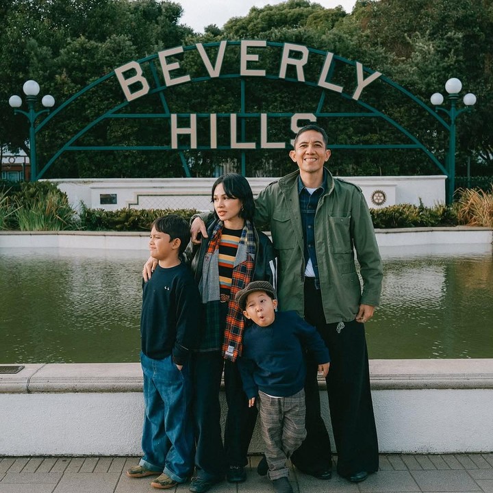 <p>Tak hanya itu, Andien bersama sang suami dan kedua putranya juga menyusuri Berverly Hills. "Jalan-jalan keliling Beverly Hills dikawal ama para bodyguardsku tapi bodyguard yang kecil banyol bangets. Aku sayang sama mereka soalnya mereka juga sayang-sayang teruss tiap hari," tuturnya. (Foto: Instagram@andienaisyah)</p>