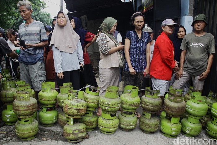 Antrean pembeli LPG 3 kg juga terjadi di Jl Ulujami Raya, Pesanggrahan, Jakarta Selatan. Warga antre hingga 4,5 jam.