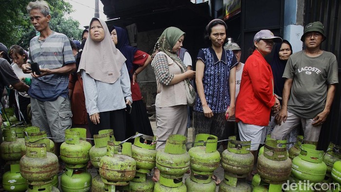 Antrean pembeli LPG 3 kg juga terjadi di Jl Ulujami Raya, Pesanggrahan, Jakarta Selatan. Warga antre hingga 4,5 jam.