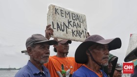 Nelayan Bekasi Keluhkan Akses Masih Tertutup Pagar Laut