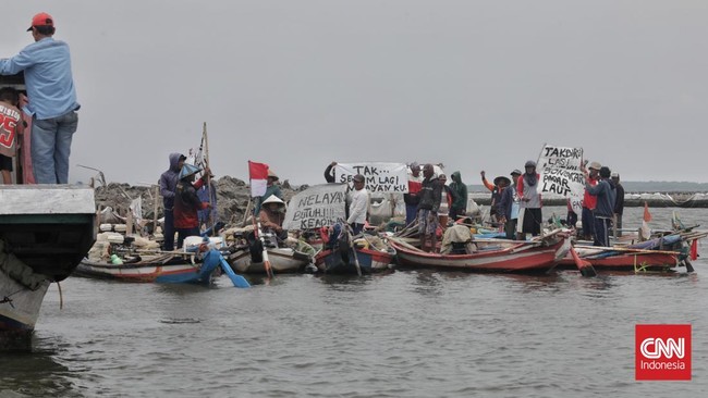 Ratusan nelayan demo di Kantor Gubernur Babel menuntut pencabutan IUP tambang timah laut yang mengganggu wilayah tangkap ikan. Gubernur janji akan surati pusat.