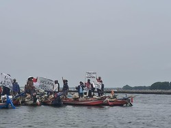 Cek Pagar Laut Bekasi, Menteri ATR Disambut Demo Nelayan