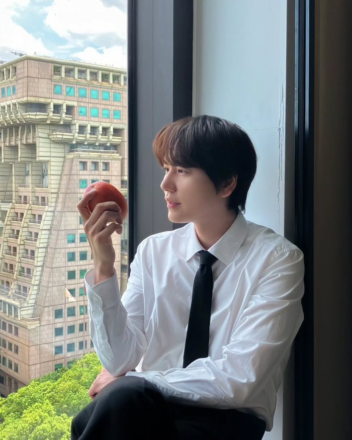 Fakta menarik lainnya, Kyu Hyun pernah menjadi ikon cinta pertama di masanya dan namanya sering dijadikan sebagai tokoh inspirasi fiksi penggemar di Indonesia, karya yang tembus difilmkan adalah 'Mantan tapi Menikah'./ Foto: instagram.com/kyuhyun_official