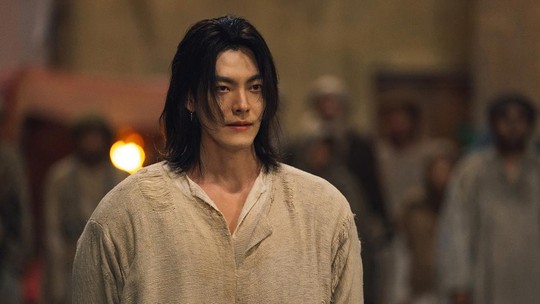 Kim Woo Bin Latihan Dialog Bahasa Arab Lebih dari 1.000 Kali demi Perankan Jin