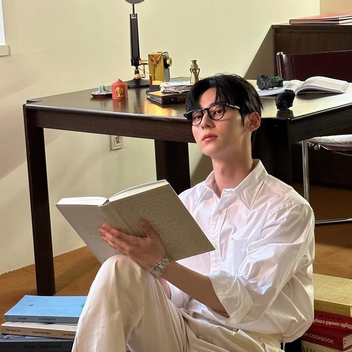 <p>Selain tampan, ternyata mantan member Wanna One ini juga memiliki hobi membersihkan rumah. Hal itu diungkap langsung olehnya ketika menjadi bintang tamu dalam program <em>Rainbow Live Corner</em>. (Foto: Instagram@optimushwang)</p>